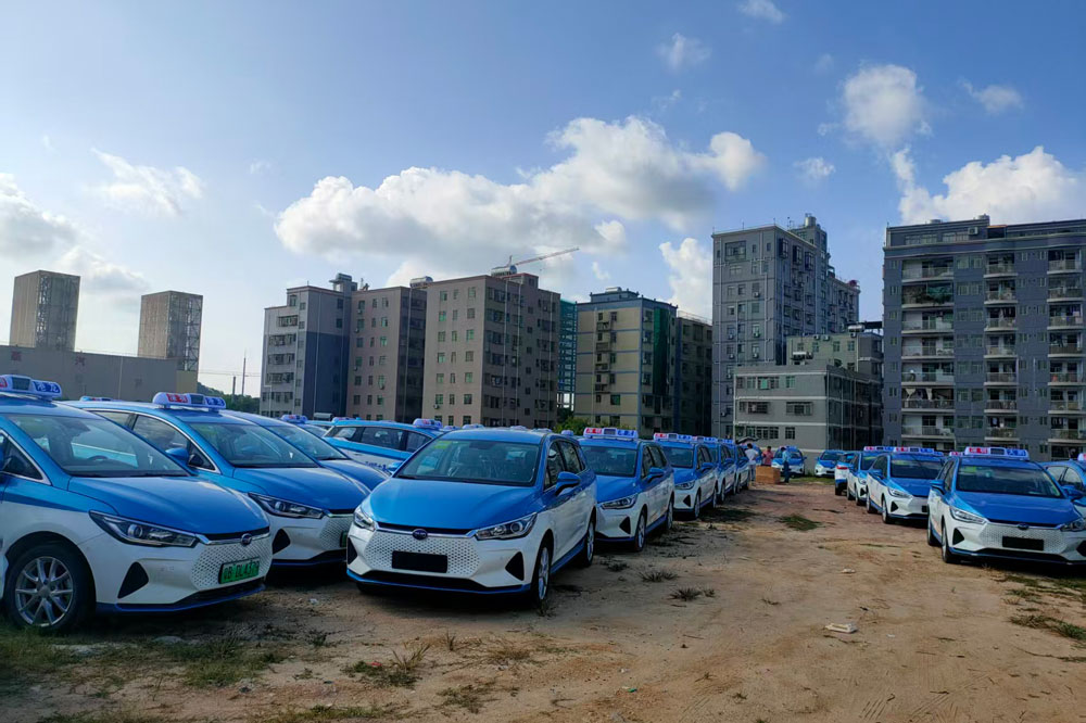 深圳2000台出租车LED智能顶灯换装升