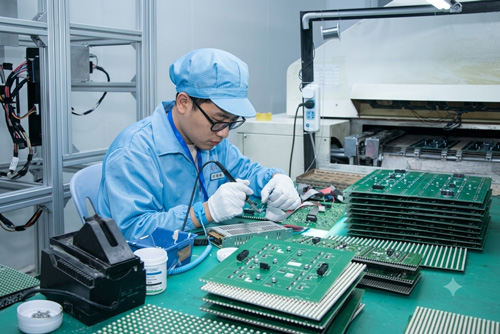 诚信恒佳车载LED显示屏厂家实验室研发与硬件定制